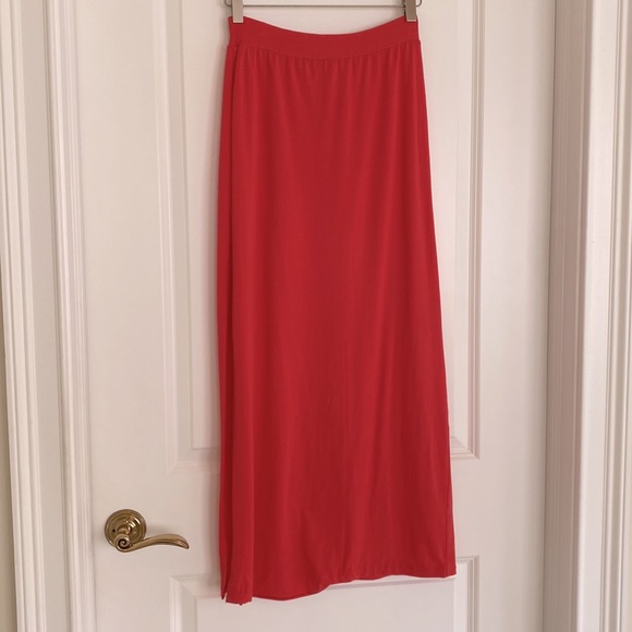 Splendid pull on skirt with slit. Coral-y red color. Small - Picture 4 of 9